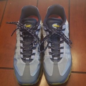 Men's 9 Nike Airmax Invigor shoes